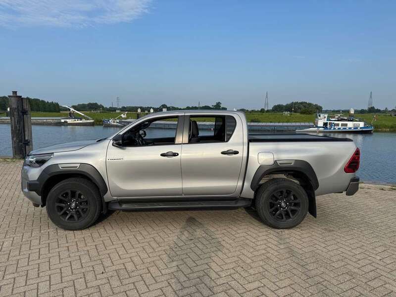 , metallic lak Gebruikt 2022 Toyota HiLux Pickup | € 80.000 - Afbeelding 1/4