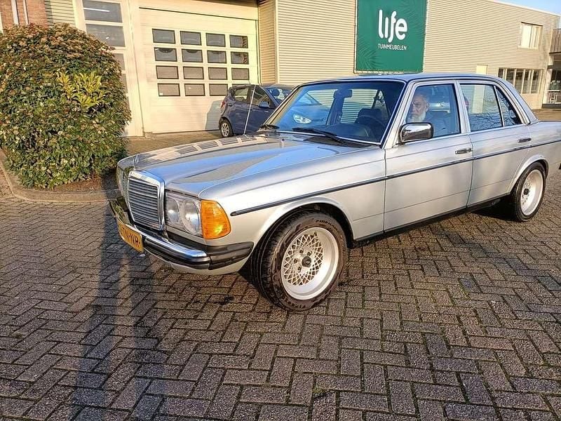 Zilver Gebruikt 1981 Mercedes E230 Sedan | € 24.999 - Afbeelding 1/4
