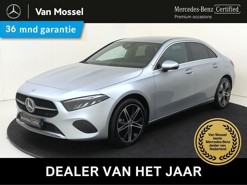 Grijs Occasion 2024 Mercedes A250 Luxury Sedan | € 33.945 (Goede deal) - Afbeelding 1/4