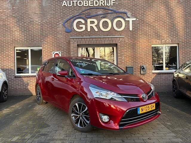 Rood (metallic) Occasion 2017 Toyota Verso Executive MPV | € 17.900 (Eerlijke prijs) - Afbeelding 1/4