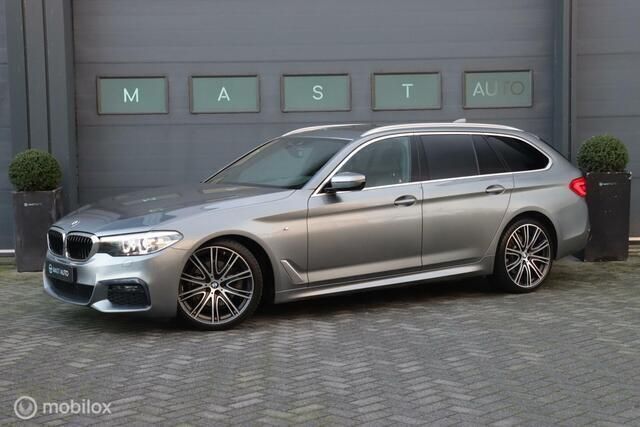 Grijs, metallic lak Gebruikt 2018 BMW 520 Executive Stationwagen | € 28.740 (Goede deal) - Afbeelding 1/4