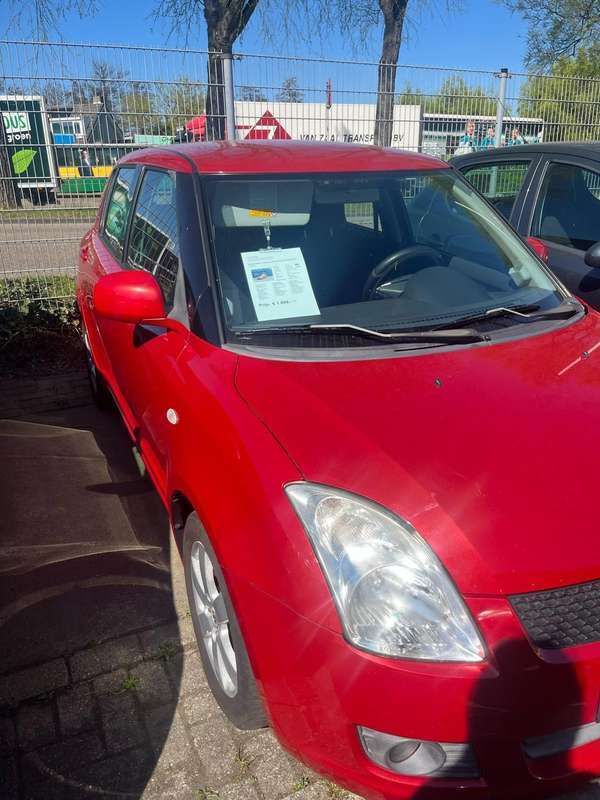 Rood Gebruikt 2007 Suzuki Swift Hatchback | € 1.600 (Eerlijke prijs) - Afbeelding 1/2