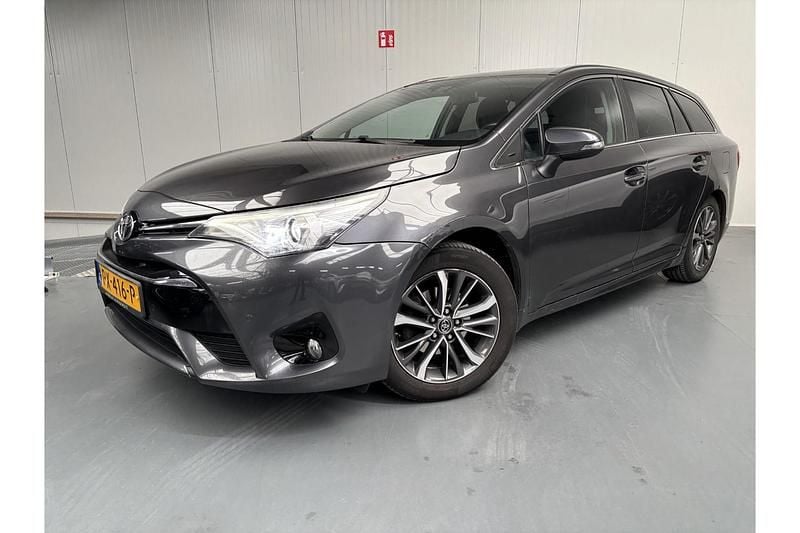 Grijs Occasion 2017 Toyota Avensis Stationwagen | € 18.799 (Eerlijke prijs) - Afbeelding 1/1