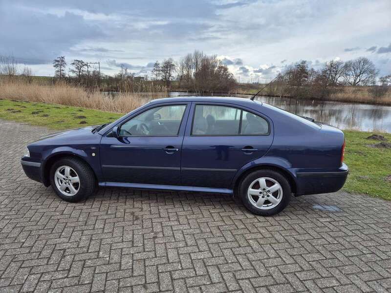 Blauw Gebruikt 2003 Skoda Octavia Elegance Hatchback | € 1.850 - Afbeelding 1/4
