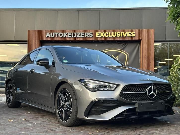 Grijs Gebruikt 2025 Mercedes CLA200 AMG line Sedan | € 49.900 - Afbeelding 1/4