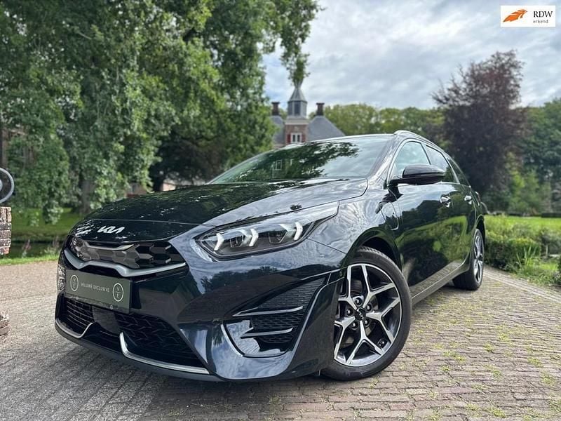 Zwart Gebruikt 2023 Kia Ceed Stationwagen | € 25.444 (Eerlijke prijs) - Afbeelding 1/4