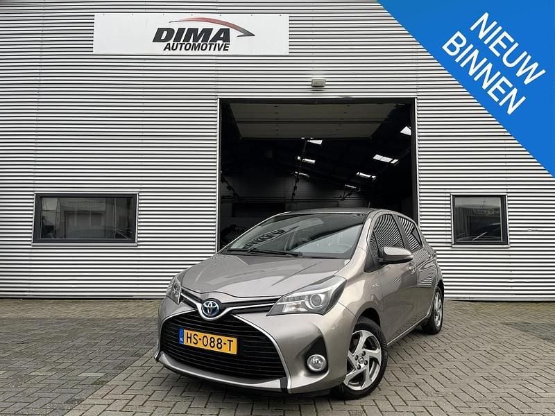 Bruin Occasion 2015 Toyota Yaris Hybrid Hatchback | € 11.499 (Eerlijke prijs) - Afbeelding 1/4