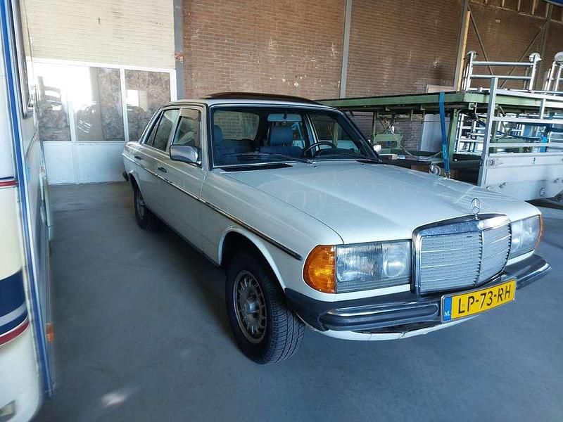 Wit Gebruikt 1984 Mercedes E230 Sedan | € 8.750 - Afbeelding 1/4
