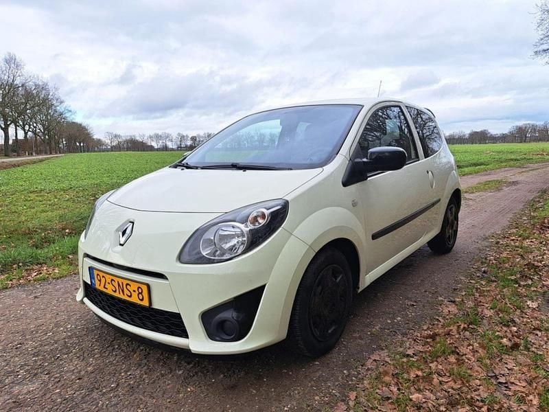 Geel Occasion 2011 Renault Twingo Collection Hatchback | € 2.250 (Eerlijke prijs) - Afbeelding 1/4