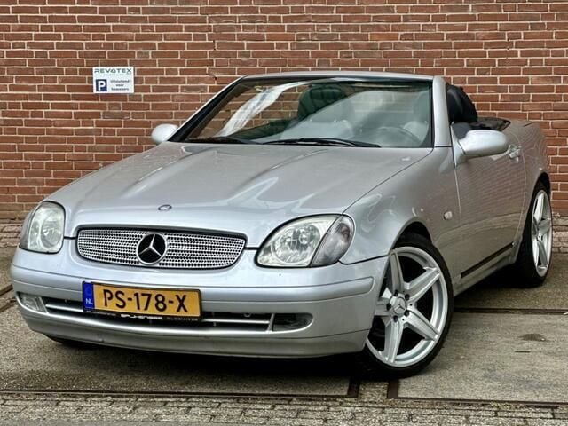 Grijs, metallic lak Gebruikt 1997 Mercedes SLK200 Elegance Cabriolet | € 2.950 (Goede deal) - Afbeelding 1/4
