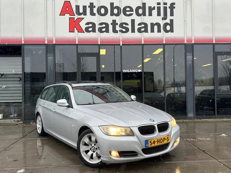 Grijs (metallic) Occasion 2008 BMW 320 Stationwagen | € 2.998 (Eerlijke prijs) - Afbeelding 1/4