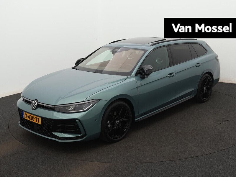 Groen Gebruikt 2024 VW Passat Business Stationwagen | € 44.900 (Duur) - Afbeelding 1/4