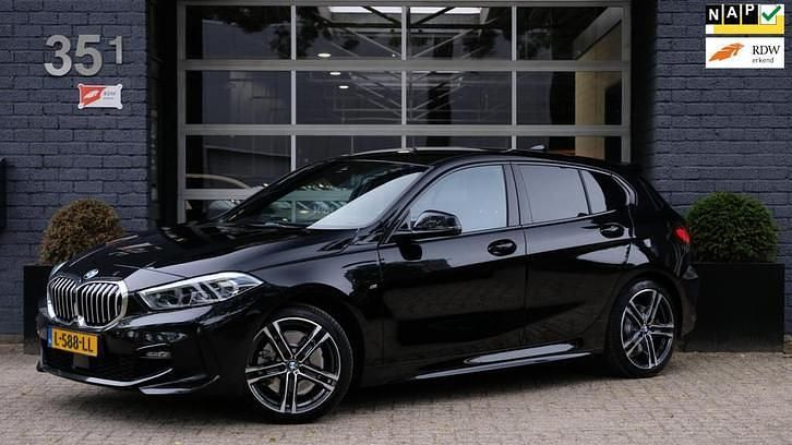 Zwart Gebruikt 2021 BMW 120 M Sport Hatchback | € 25.950 (Eerlijke prijs) - Afbeelding 1/4