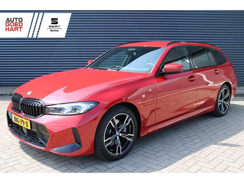 Rood Gebruikt 2024 BMW 330 M Sport Stationwagen | € 46.895 (Eerlijke prijs) - Afbeelding 1/4