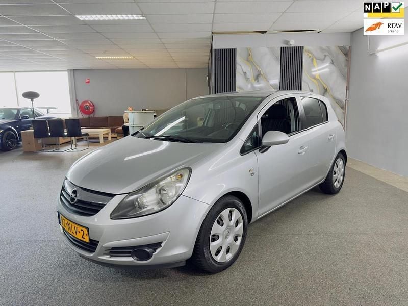 Grijs (metallic) Gebruikt 2010 Opel Corsa Edition Hatchback | € 2.695 (Super prijs) - Afbeelding 1/4