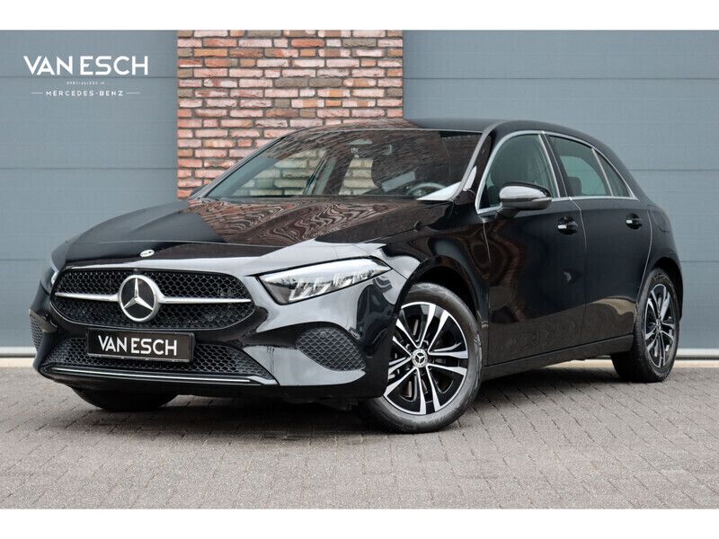 Zwart Gebruikt 2023 Mercedes A250 Luxury Hatchback | € 32.500 (Super prijs) - Afbeelding 1/4