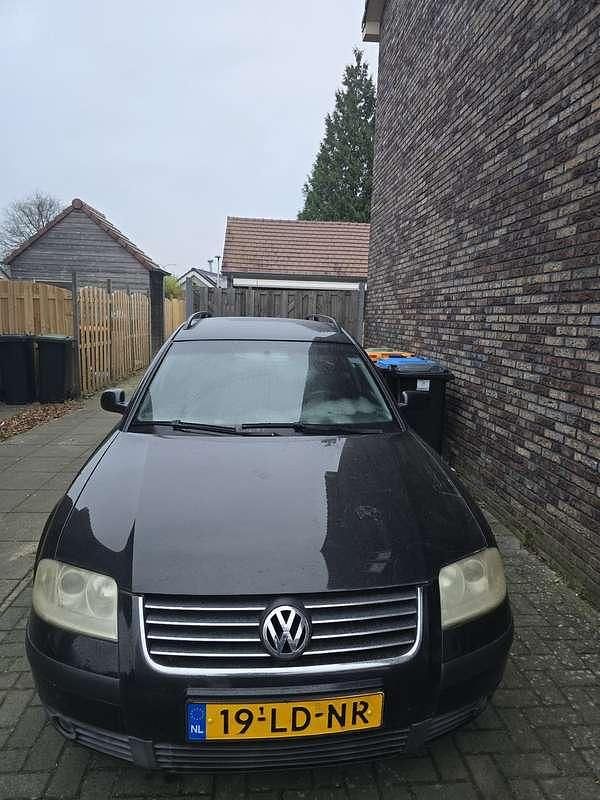 Zwart Gebruikt 2002 VW Passat Stationwagen | € 1.400 (Duur) - Afbeelding 1/4