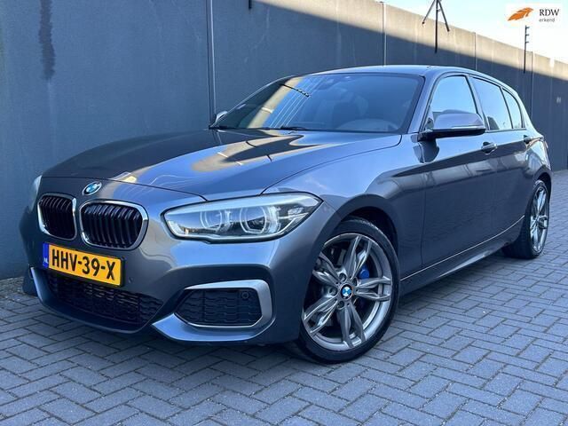 Grijs Gebruikt 2015 BMW M135 Executive Hatchback | € 19.950 (Eerlijke prijs) - Afbeelding 1/4