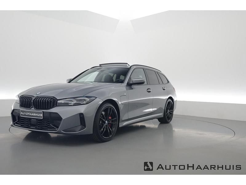 Grijs Gebruikt 2024 BMW 330 M Sport Stationwagen | € 52.850 - Afbeelding 1/3