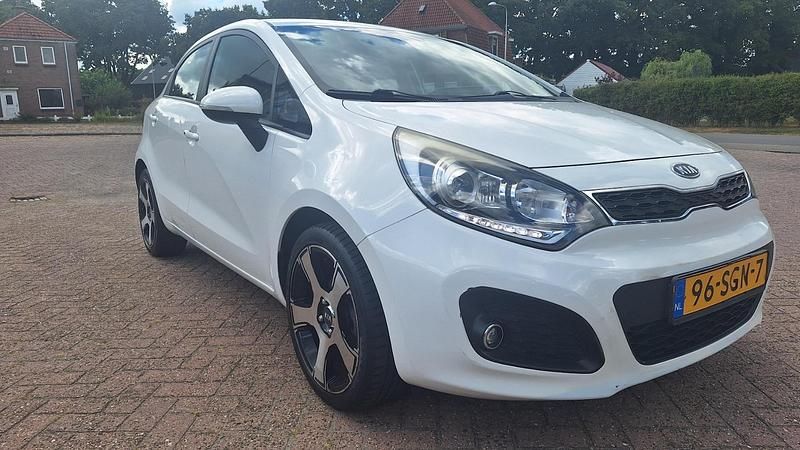 Wit (metallic) Occasion 2011 Kia Rio Hatchback | € 4.250 (Eerlijke prijs) - Afbeelding 1/4