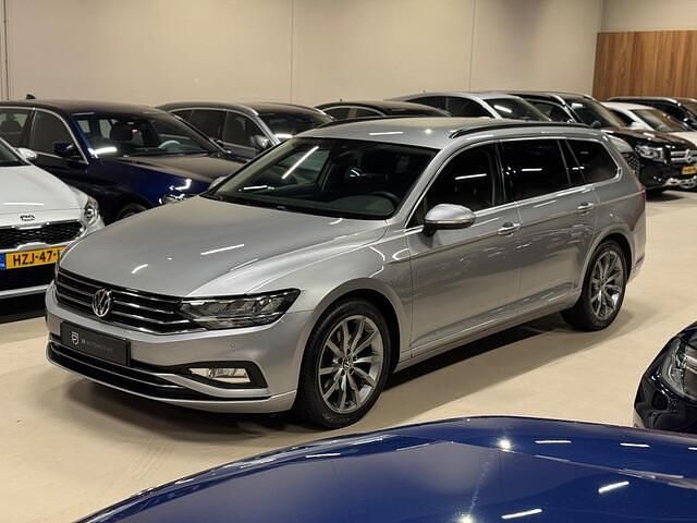 Grijs Gebruikt 2020 VW Passat Comfortline Stationwagen | € 18.450 (Goede deal) - Afbeelding 1/4