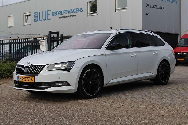 Wit Gebruikt 2016 Skoda Superb Business Line Stationwagen | € 18.500 (Eerlijke prijs) - Afbeelding 1/4