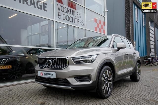 Beige Gebruikt 2022 Volvo XC40 Inscription SUV | € 35.850 (Eerlijke prijs) - Afbeelding 1/4