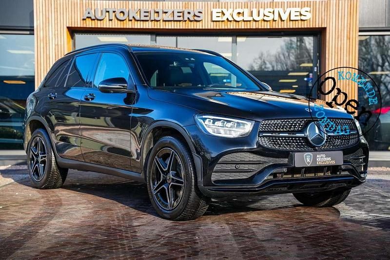 Zwart Gebruikt 2021 Mercedes GLC300 Business SUV | € 49.900 (Eerlijke prijs) - Afbeelding 1/4