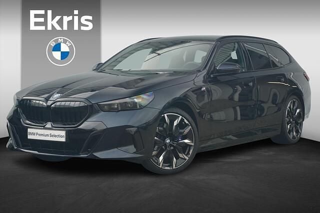 Zwart Gebruikt 2025 BMW 550e Comfort Edition Stationwagen | € 111.294 (Eerlijke prijs) - Afbeelding 1/4