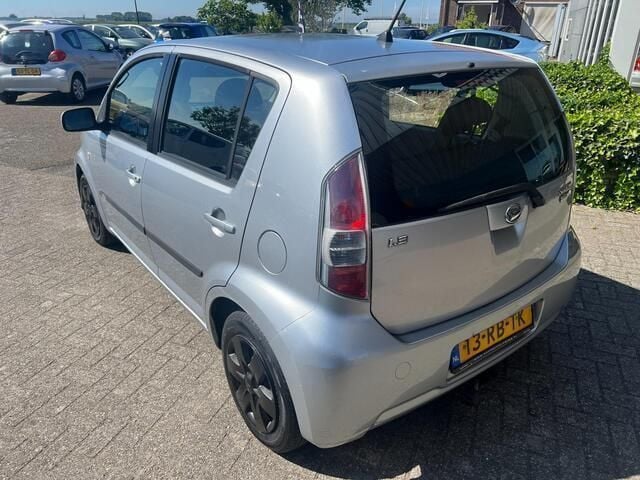 Occasion Daihatsu Sirion 87 PK (63 kW) 2005 Grijs Hatchback