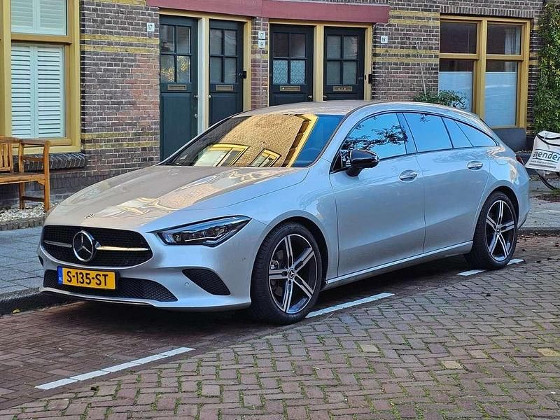 Grijs Occasion 2023 Mercedes CLA180 Luxury Sedan | € 32.500 (Eerlijke prijs) - Afbeelding 1/4
