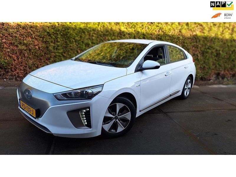 Wit Occasion 2018 Hyundai Ioniq Comfort Hatchback | € 10.769 - Afbeelding 1/4