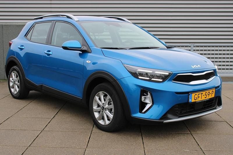 Occasion Kia Stonic 101 PK (74 kW) 2024 Sporty blue (donker blauw) SUV