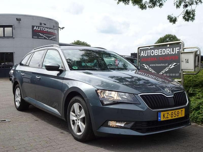 Grijs Gebruikt 2017 Skoda Superb Business Line Stationwagen | € 14.650 (Eerlijke prijs) - Afbeelding 1/4