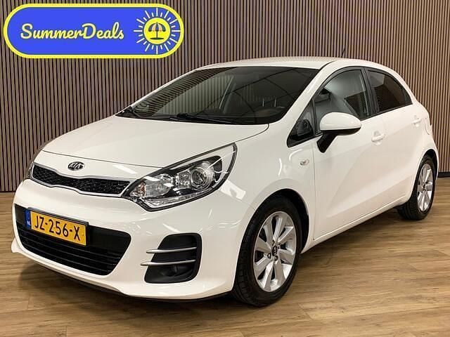 Wit Gebruikt 2016 Kia Rio Hatchback | € 8.945 (Eerlijke prijs) - Afbeelding 1/4
