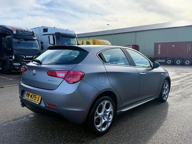 Occasion Alfa Romeo Giulietta Super 120 PK (88 kW) 2017 Grijs (metallic) Hatchback