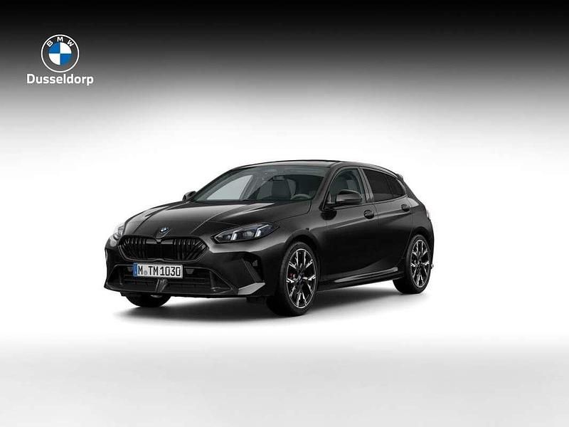Zwart Nieuw 2025 BMW 120 M Sport Hatchback | € 54.895 (Eerlijke prijs) - Afbeelding 1/4