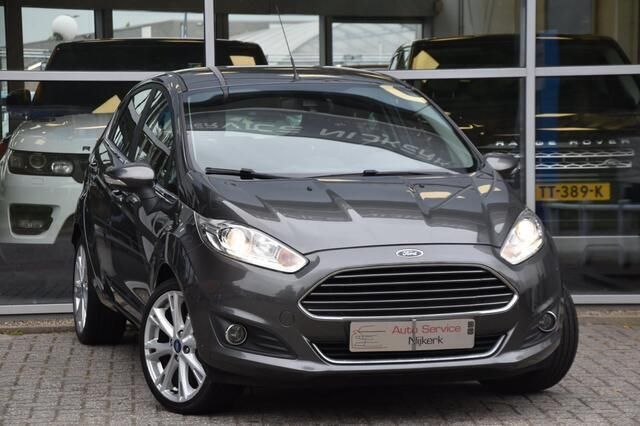 Grijs, metallic lak Gebruikt 2015 Ford Fiesta Titanium Hatchback | € 5.850 (Eerlijke prijs) - Afbeelding 1/4