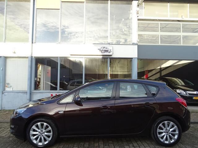 Occasion Opel Astra Design Edition 120 PK (88 kW) 2013 Bruin Hatchback