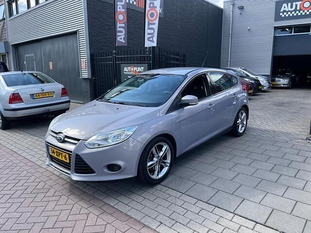 Grijs Occasion 2012 Ford Focus Trend Hatchback | € 4.999 (Goede deal) - Afbeelding 1/4