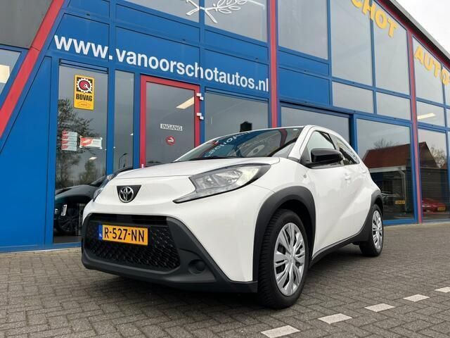 Wit Gebruikt 2022 Toyota Aygo Play Hatchback | € 14.950 (Eerlijke prijs) - Afbeelding 1/4