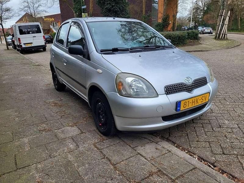 Occasion Toyota Yaris Luna 86 PK (63 kW) 2001 Zilver Hatchback