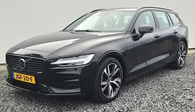 Zwart Occasion 2023 Volvo V60 Plus Stationwagen | € 37.900 (Goede deal) - Afbeelding 1/4