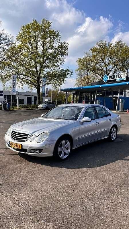 Zilver Gebruikt 2006 Mercedes E200 Avantgarde Sedan | € 5.850 (Eerlijke prijs) - Afbeelding 1/4