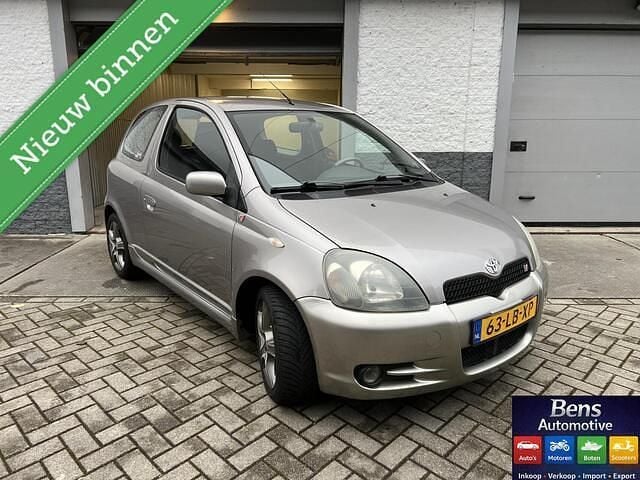 Grijs Occasion 2002 Toyota Yaris Hatchback | € 2.995 (Eerlijke prijs) - Afbeelding 1/4