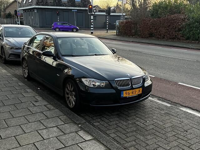 Zwart Occasion 2005 BMW 318 Executive Sedan | € 3.745 (Eerlijke prijs) - Afbeelding 1/4