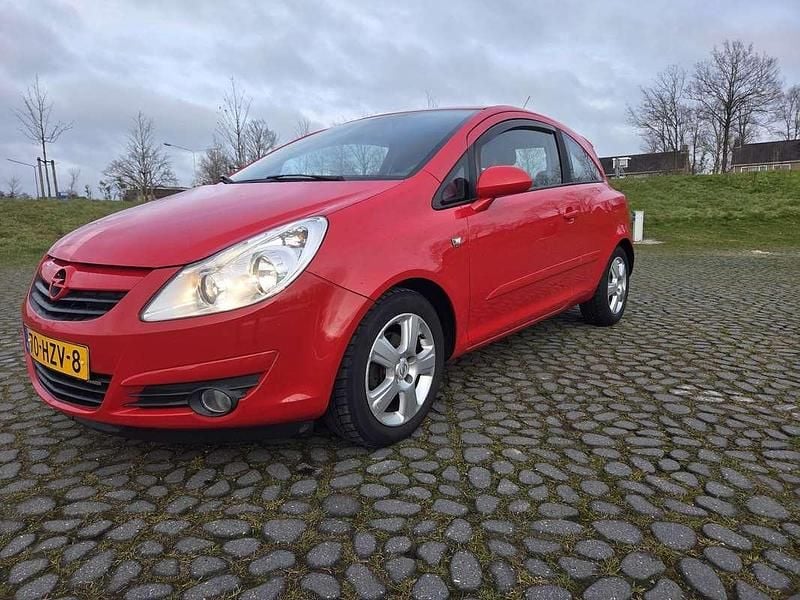 Rood Occasion 2009 Opel Corsa Edition MPV | € 3.800 (Eerlijke prijs) - Afbeelding 1/4