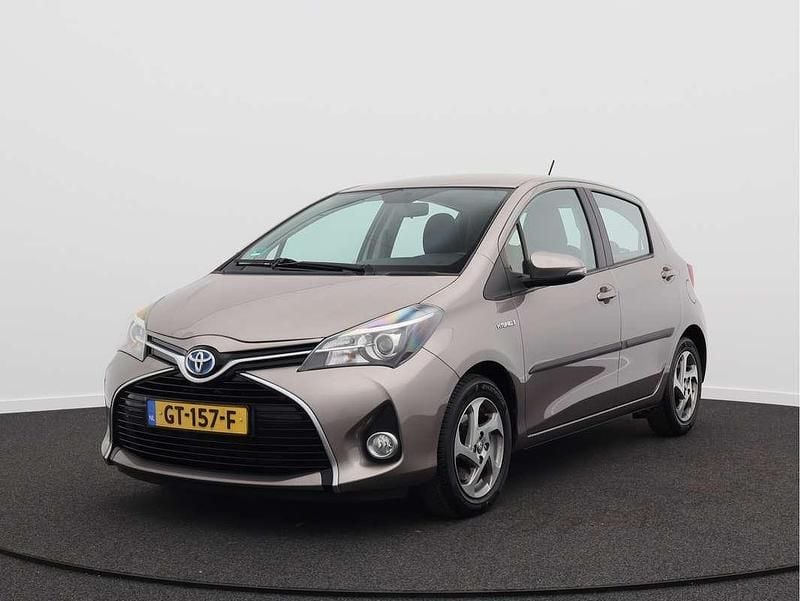 Grijs (metallic) Occasion 2015 Toyota Yaris Hybrid Hatchback | € 8.950 (Eerlijke prijs) - Afbeelding 1/4