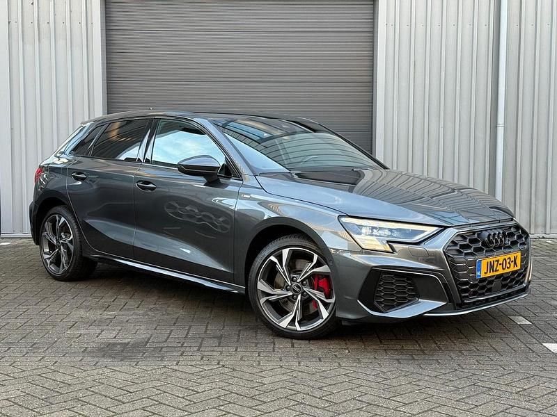 Grijs (parellak) Occasion 2022 Audi A3 Sportback Competition Hatchback | € 29.450 (Eerlijke prijs) - Afbeelding 1/4