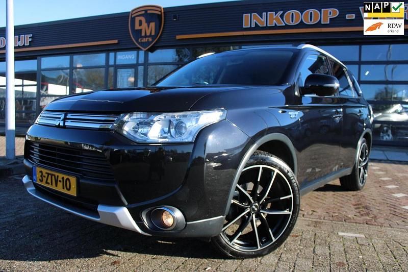 Zwart Gebruikt 2015 Mitsubishi Outlander P-HEV Instyle SUV | € 10.499 (Super prijs) - Afbeelding 1/4